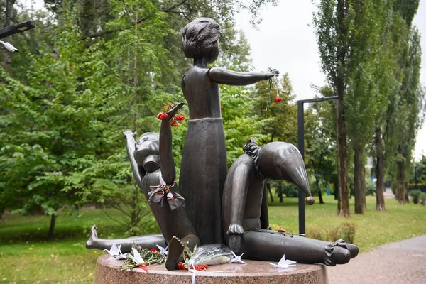 우크라이나 키예프 기념관에서 대전중 베이비 야르에서 처형된 어린이들을 기념하기 기념비가 — 스톡 사진