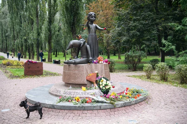 Monument Kapotte Pop Speelgoed Ter Nagedachtenis Aan Kinderen Die Tijdens — Stockfoto