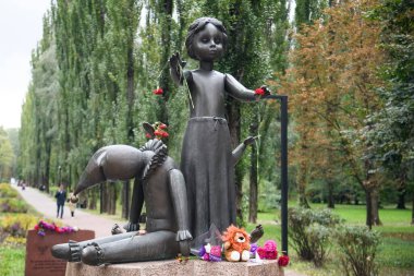 2. Dünya Savaşı sırasında Babyn Yar Ulusal Tarih Anıtı 'nda idam edilen çocukların anısına Kırık Bebek ve Oyuncaklar, Kyiv, Ukrayna Eylül 2021 
