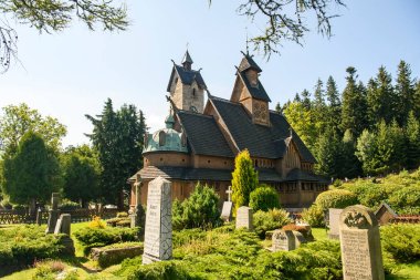 Norveç 'in Vang kentinden Karpacz' a transfer edilen Ortaçağ Norveç ahşap kilisesi Vang veya Wang. Önündeki eski mezarlık. Karpacz, Polonya, Eylül 2021. Yüksek kalite fotoğraf