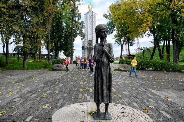 Памятник жертвам Голодомора (большой голод на Украине), умершим от голода в 1932-1933 гг. Киев, Украина, сентябрь 2021 года