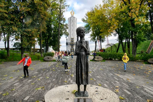 1932年から1933年にかけて飢餓で死亡したホロドモール ウクライナの大きな飢餓 の犠牲者への記念碑 ウクライナのキエフ2021年9月 — ストック写真