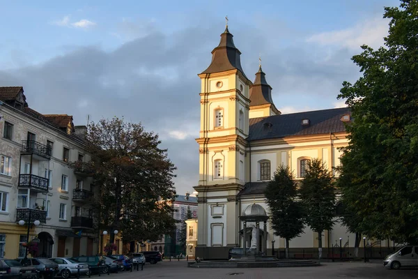 ウクライナのイヴァノフランキーフスクの歴史的中心部でキリストの復活の大聖堂への朝のビュー 2021年9月 高品質の写真 — ストック写真