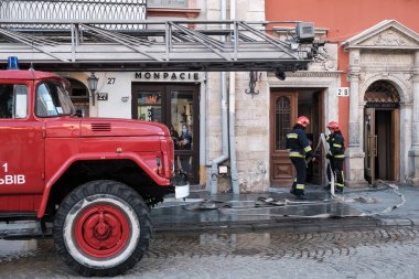 Ukrayna 'nın tarihi merkezi Lviv' de itfaiyeci ve itfaiyeci. Ağustos 2021. Yüksek kalite fotoğraf