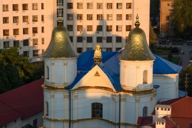 Ukrayna 'nın İvano-Frankivsk kentindeki Kutsal Bakire' nin Aracı Katedrali ya da Ermeni Kilisesi manzarası. Eylül 2021. Yüksek kalite fotoğraf