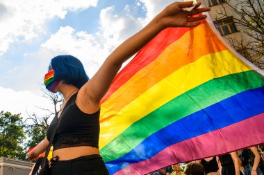 LGBT topluluğunun bayrağına sahip LGBT eylemcisi, 30 Temmuz 2021 'de Ukrayna' nın başkenti Kyiv 'de radikallerin kendilerine karşı uyguladığı şiddeti durdurmak için güç isteyen bir partiye katıldı.