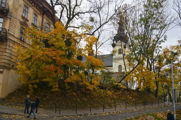 Vista autónoma para a Igreja Carmelita ou para a Igreja Miguel Arcanjo em Lviv, Ucrânia. Outubro de 2021 — Fotografia de Stock