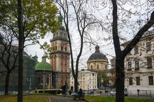 Vista noturna do outono para a Igreja Dominicana e Igreja da Dormição em Lviv, Ucrânia. Outubro de 2021 — Fotografia de Stock