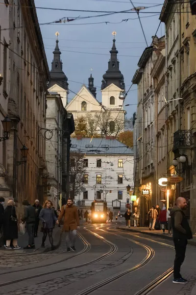 Rynok ou place du marché avec le tram jaune traditionnel et l'église carmélite sur le fond. Lviv, Ukraine. Octobre 2021 — Photo