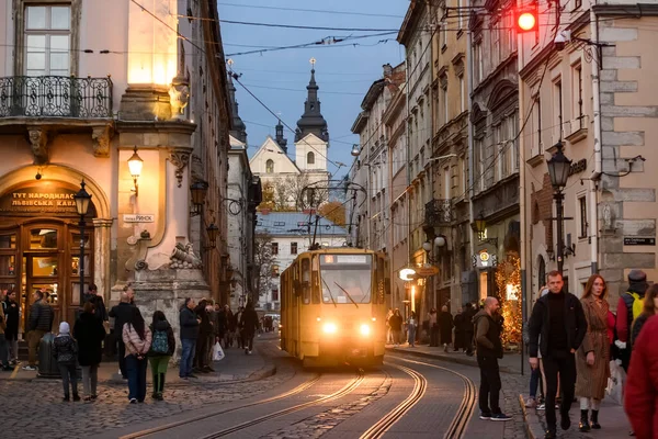 Rynok ou place du marché avec le tram jaune traditionnel et l'église carmélite sur le fond. Lviv, Ukraine. Octobre 2021 — Photo