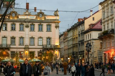 Lviv, Ukrayna 'da restoranları ve kafeleri olan Rynok Meydanı veya Pazar Meydanı' na akşam manzarası. Ekim 2021
