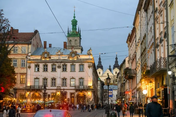 Рынок или Рыночная площадь с колокольней Успенской церкви и кармелитовой церкви на заднем плане во Львове, Украина. — стоковое фото