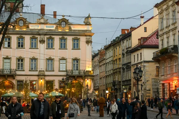 Vista nocturna a la plaza Rynok o Plaza del Mercado con restaurantes y cafeterías en Lviv, Ucrania. Octubre 2021 — Foto de Stock