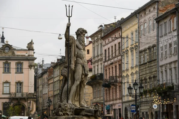 Sculpture de Neptune Poséidon sur la fontaine de Rynok ou Place du Marché à Lviv, Ukraine. Octobre 2021 — Photo
