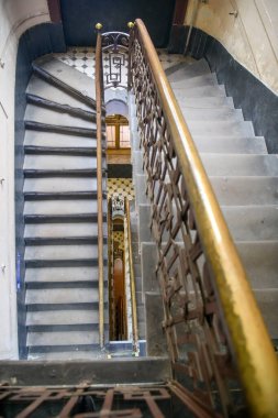 Ukrayna 'nın başkenti Lviv' de tarihi bir apartmanın merdivenleriyle iç içe. Ekim 2021