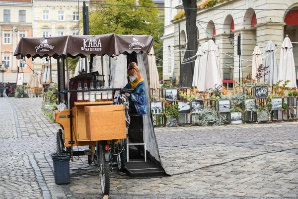 Mobilna kawiarnia rowerowa na Rynoku lub Rynku w historycznym centrum Lwowa, Ukraina. — Zdjęcie stockowe