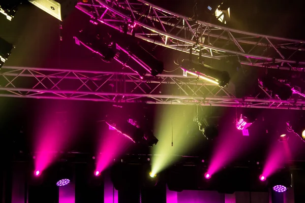 Lichtsystemen Met Gekleurde Spots Gemonteerd Metalen Constructies Een Concertzaal Televisiestudio — Stockfoto