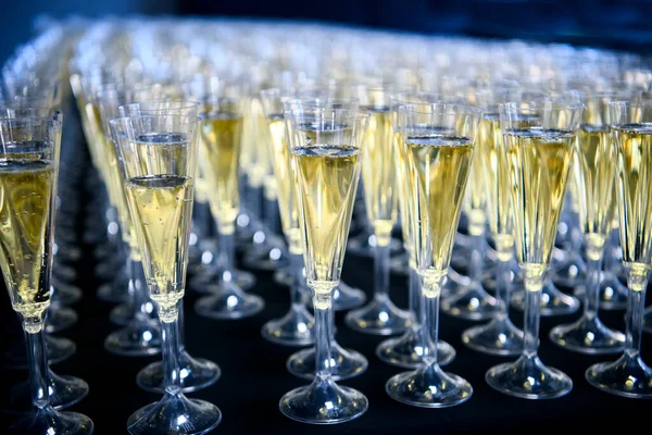 Bir Sürü Köpüklü Şarap Koyu Bir Arka Planda Şampanya Tatil — Stok fotoğraf
