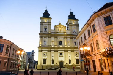 Ukrayna 'nın İvano-Frankivsk şehrinde İsa' nın dirilişinin katedrali için akşam manzarası. Eylül 2021. Yüksek kalite fotoğraf