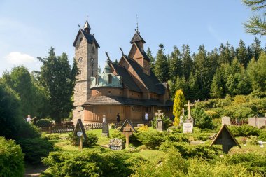 Norveç 'in Vang kentinden Karpacz' a transfer edilen Ortaçağ Norveç ahşap kilisesi Vang veya Wang. Önündeki eski mezarlık. Karpacz, Polonya, Eylül 2021. Yüksek kalite fotoğraf