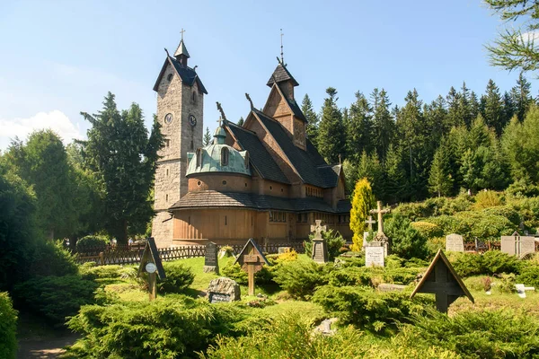 Norveç 'in Vang kentinden Karpacz' a transfer edilen Ortaçağ Norveç ahşap kilisesi Vang veya Wang. Önündeki eski mezarlık. Karpacz, Polonya, Eylül 2021. Yüksek kalite fotoğraf