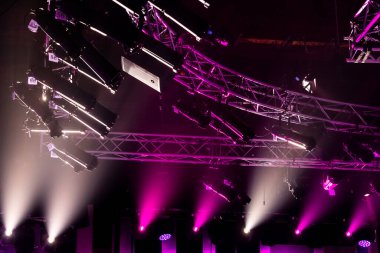 Konser salonu ya da televizyon stüdyosundaki metal yapılara renkli spot ışıkları monte edilmiş ışık sistemleri. Yüksek kalite fotoğraf