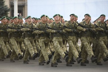 Ukraynalı askerler 22 Ağustos 2021 'de Ukrayna' nın merkezindeki Bağımsızlık Günü askeri geçit töreninin son provası sırasında yürüdüler. Yüksek kalite fotoğraf