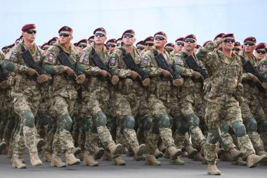 Ukraynalı askerler 22 Ağustos 2021 'de Ukrayna' nın merkezindeki Bağımsızlık Günü askeri geçit töreninin son provası sırasında yürüdüler. Yüksek kalite fotoğraf