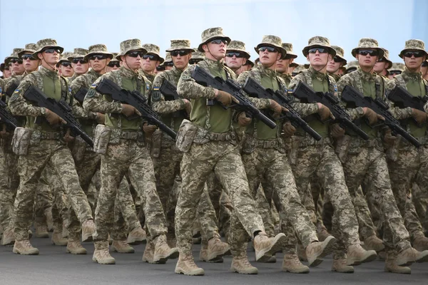 Oekraïense Militairen Marcheren Tijdens Een Laatste Repetitie Voor Militaire Parade — Stockfoto