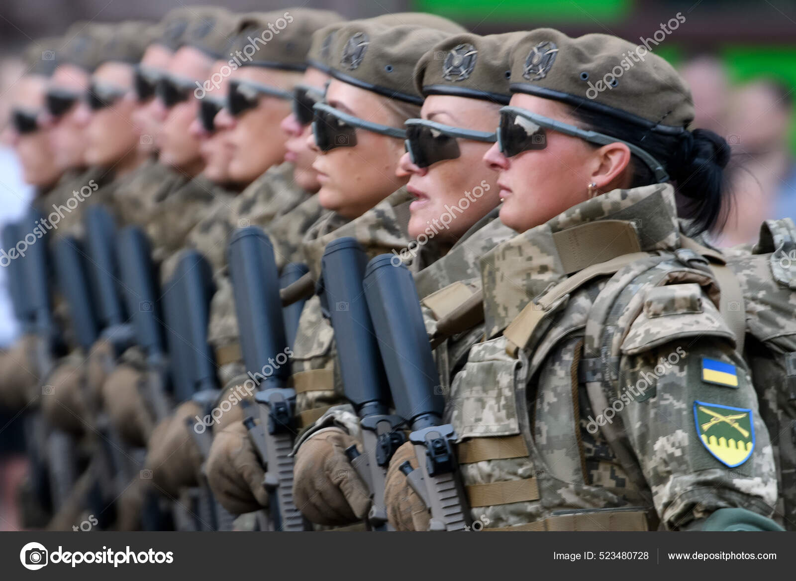 ウクライナの軍人は 2021年8月にウクライナのキエフ中央部で開催