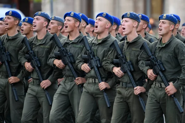 Oekraïense Militairen Marcheren Tijdens Een Laatste Repetitie Voor Militaire Parade — Stockfoto