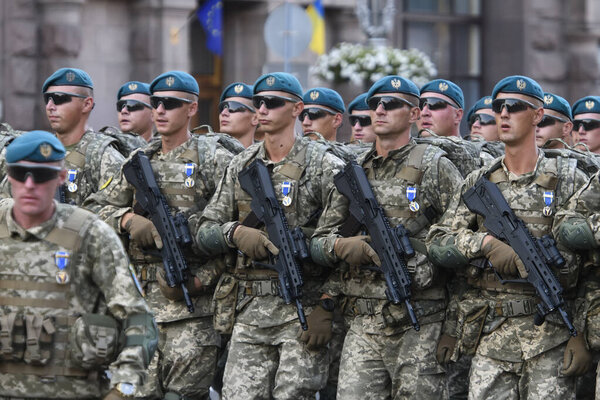 Украинские военнослужащие маршируют во время заключительной репетиции военного парада ко Дню Независимости в центре Киева, Украина, август 2021 года. Высокое качество фото