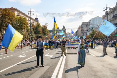 Ukraynalı Doğu Ukrayna gazileri, 24 Ağustos 2021 'de Ukrayna' nın Kyiv kentinde düzenlenen Bağımsızlık Günü yürüyüşünde Doğu Ukrayna 'daki savaşta ölen askerlerin gönüllü ve akrabaları.