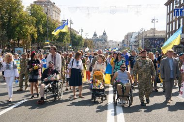 Ukraynalı Doğu Ukrayna gazileri, 24 Ağustos 2021 'de Ukrayna' nın Kyiv kentinde düzenlenen Bağımsızlık Günü yürüyüşünde Doğu Ukrayna 'daki savaşta ölen askerlerin gönüllü ve akrabaları.