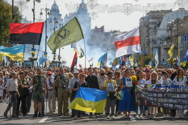 2021年8月24日乌克兰基辅独立日 乌克兰东部战争退伍军人 志愿兵和士兵家属在乌克兰东部战争中阵亡 — 图库照片
