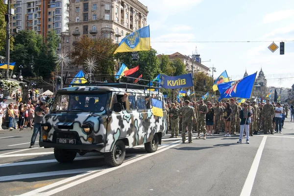 2021年8月24日乌克兰基辅独立日 乌克兰东部战争退伍军人 志愿兵和士兵家属在乌克兰东部战争中阵亡 — 图库照片