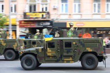 Ukraynalı asker 20 Ağustos 2021 'de Ukrayna' nın merkezindeki Bağımsızlık Günü askeri geçit töreninin provası sırasında. Yüksek kalite fotoğraf