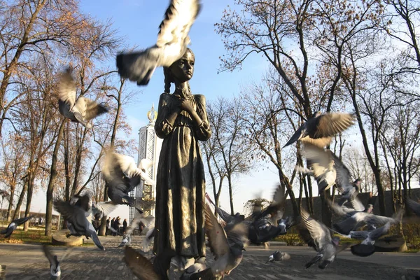 Des Pigeons Volent Près Monument Aux Victimes Holodomor Grande Faim — Photo