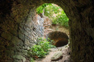 Ukrayna 'nın Rivne bölgesinde, Korets' teki eski şatonun yıkıntılarının manzarası. Ağustos 2021. Yüksek kalite fotoğraf