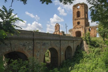 Ukrayna 'nın Rivne bölgesinde, Korets' teki eski şatonun yıkıntılarının manzarası. Ağustos 2021. Yüksek kalite fotoğraf