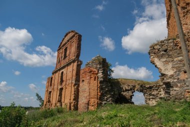 Ukrayna 'nın Rivne bölgesinde, Korets' teki eski şatonun yıkıntılarının manzarası. Ağustos 2021. Yüksek kalite fotoğraf
