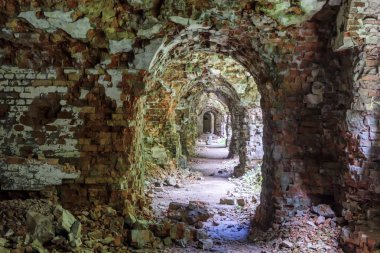 Ukrayna 'nın Rivne bölgesindeki Dubno Kalesi ya da Tarakaniv Kalesi' nin kalıntıları. Fort 'un içi. Yüksek kalite fotoğraf