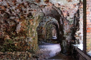 Ukrayna 'nın Rivne bölgesindeki Dubno Kalesi ya da Tarakaniv Kalesi' nin kalıntıları. Fort 'un içi. Yüksek kalite fotoğraf
