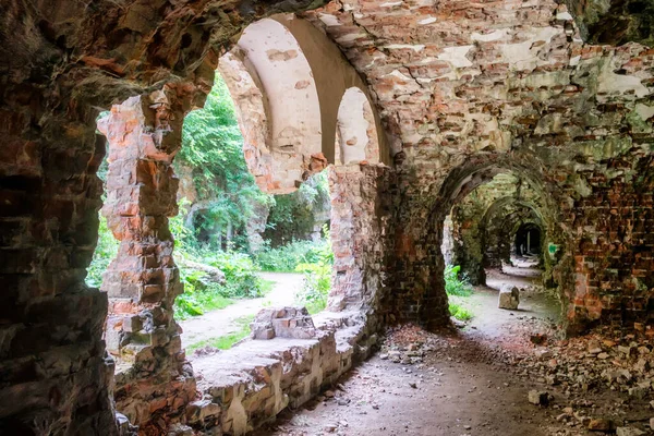 Ukrayna 'nın Rivne bölgesindeki Dubno Kalesi ya da Tarakaniv Kalesi' nin kalıntıları. Fort 'un içi. Yüksek kalite fotoğraf