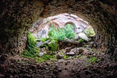 Ukrayna 'nın Rivne bölgesindeki Dubno Kalesi ya da Tarakaniv Kalesi' nin kalıntıları. Fort 'un içi. Yüksek kalite fotoğraf