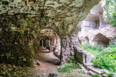Ukrayna 'nın Rivne bölgesindeki Dubno Kalesi ya da Tarakaniv Kalesi' nin kalıntıları. Fort 'un içi. Yüksek kalite fotoğraf