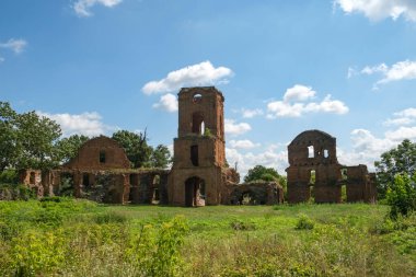 Ukrayna 'nın Rivne bölgesinde, Korets' teki eski şatonun yıkıntılarının manzarası. Ağustos 2021. Yüksek kalite fotoğraf