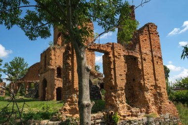 Ukrayna 'nın Rivne bölgesinde, Korets' teki eski şatonun yıkıntılarının manzarası. Ağustos 2021. Yüksek kalite fotoğraf