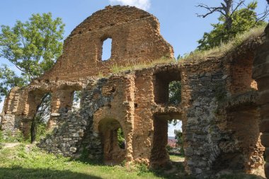 Ukrayna 'nın Rivne bölgesinde, Korets' teki eski şatonun yıkıntılarının manzarası. Ağustos 2021. Yüksek kalite fotoğraf