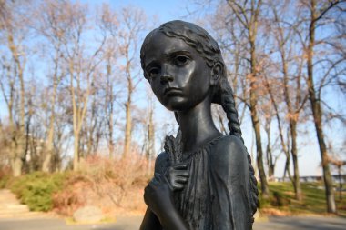 1932 - 1933 yılları arasında, Holodomor (Ukrayna 'daki büyük açlık) kurbanlarına adanmış Holodomor kurbanları için anıt parçası. Kyiv, Ukrayna. Kasım 2021 Dikenli Kız. Yüksek kalite fotoğraf